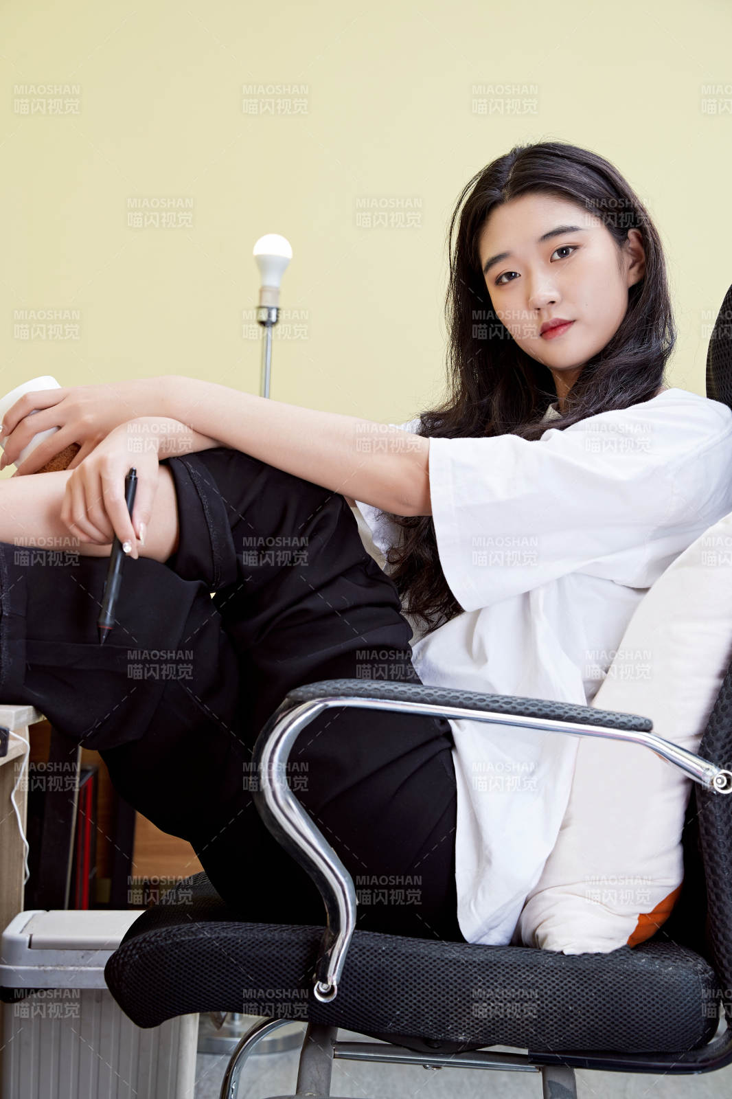 居家在电脑前创作插画的年轻美女图片