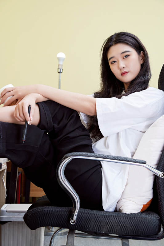 居家在电脑前创作插画的年轻美女图片