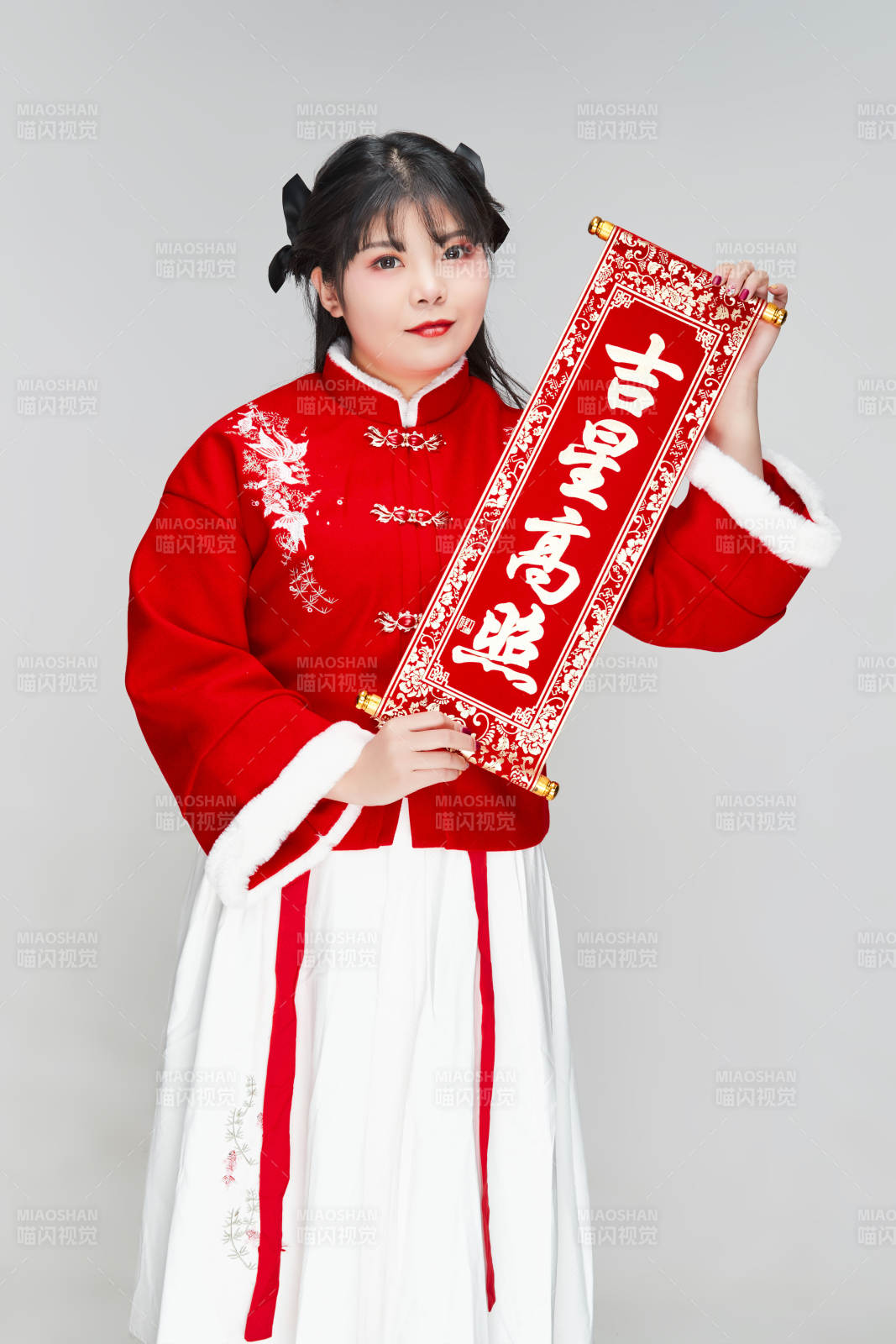 手持春联身穿喜庆汉服的可爱少女图片