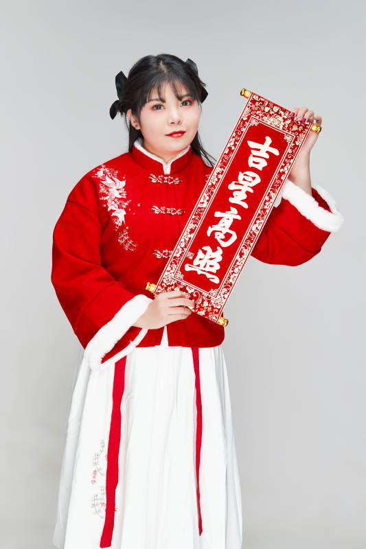 手持春联身穿喜庆汉服的可爱少女图片