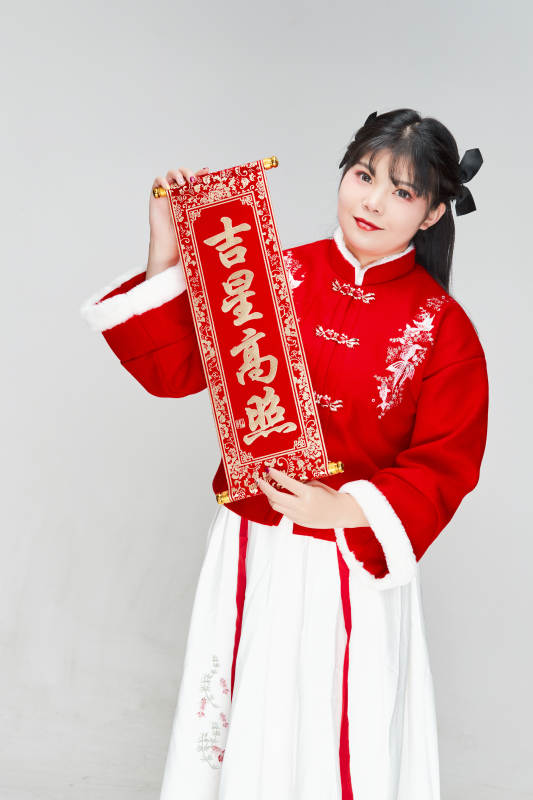 手持春联身穿喜庆汉服的可爱少女图片