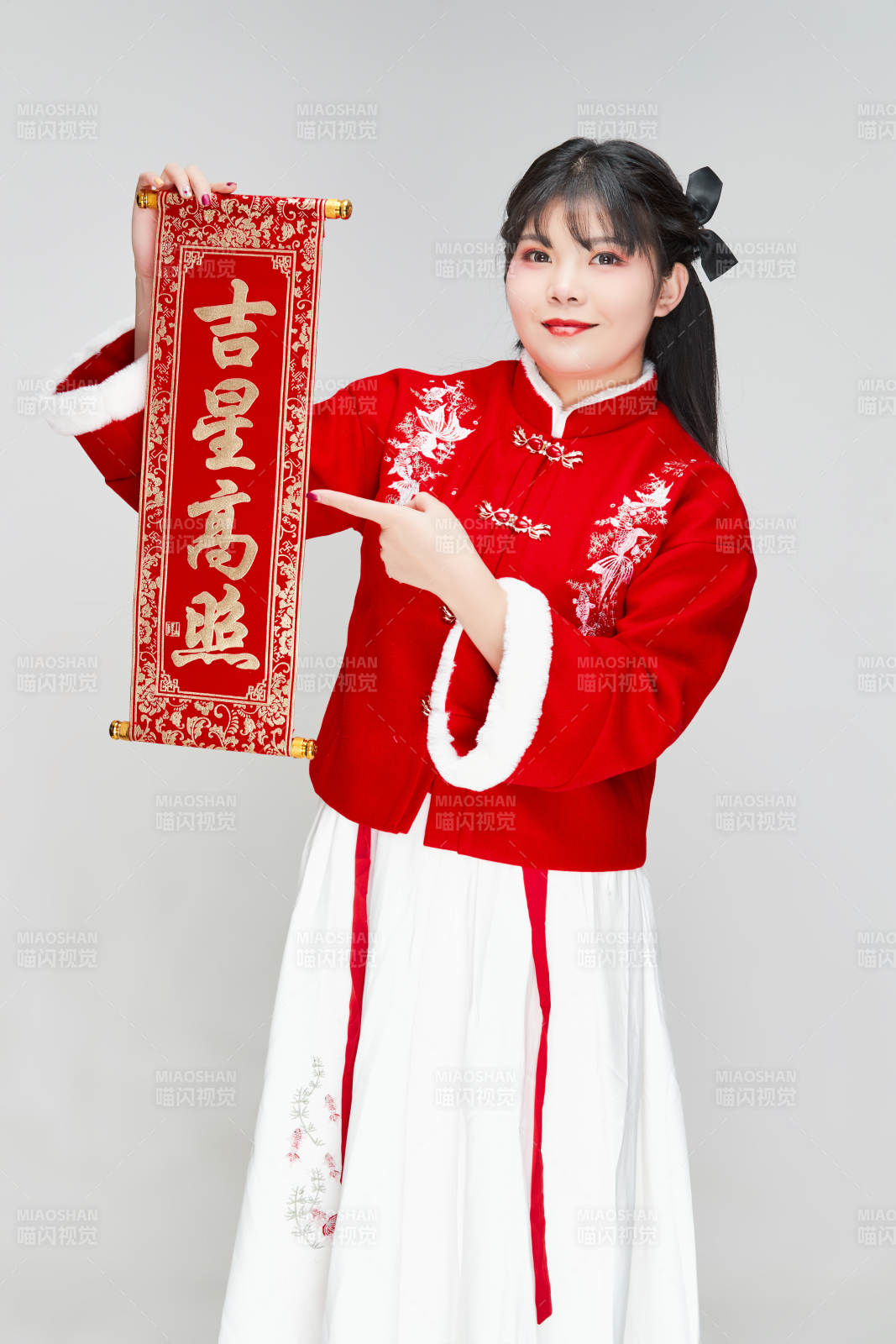 手持春联身穿喜庆汉服的可爱少女图片