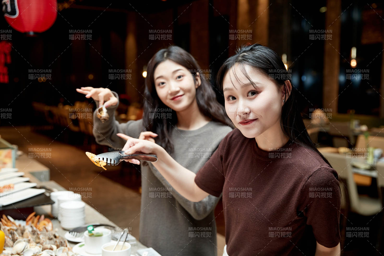 在酒店自助餐厅大吃特吃的亚洲可爱闺蜜少女图片
