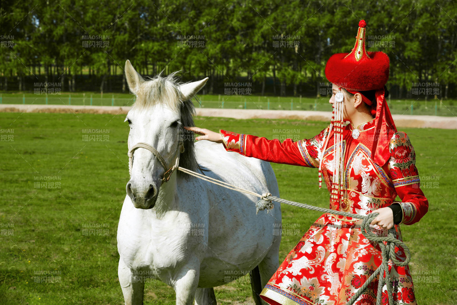 草原上穿着蒙古族传统服饰的亚洲年轻美少女图片