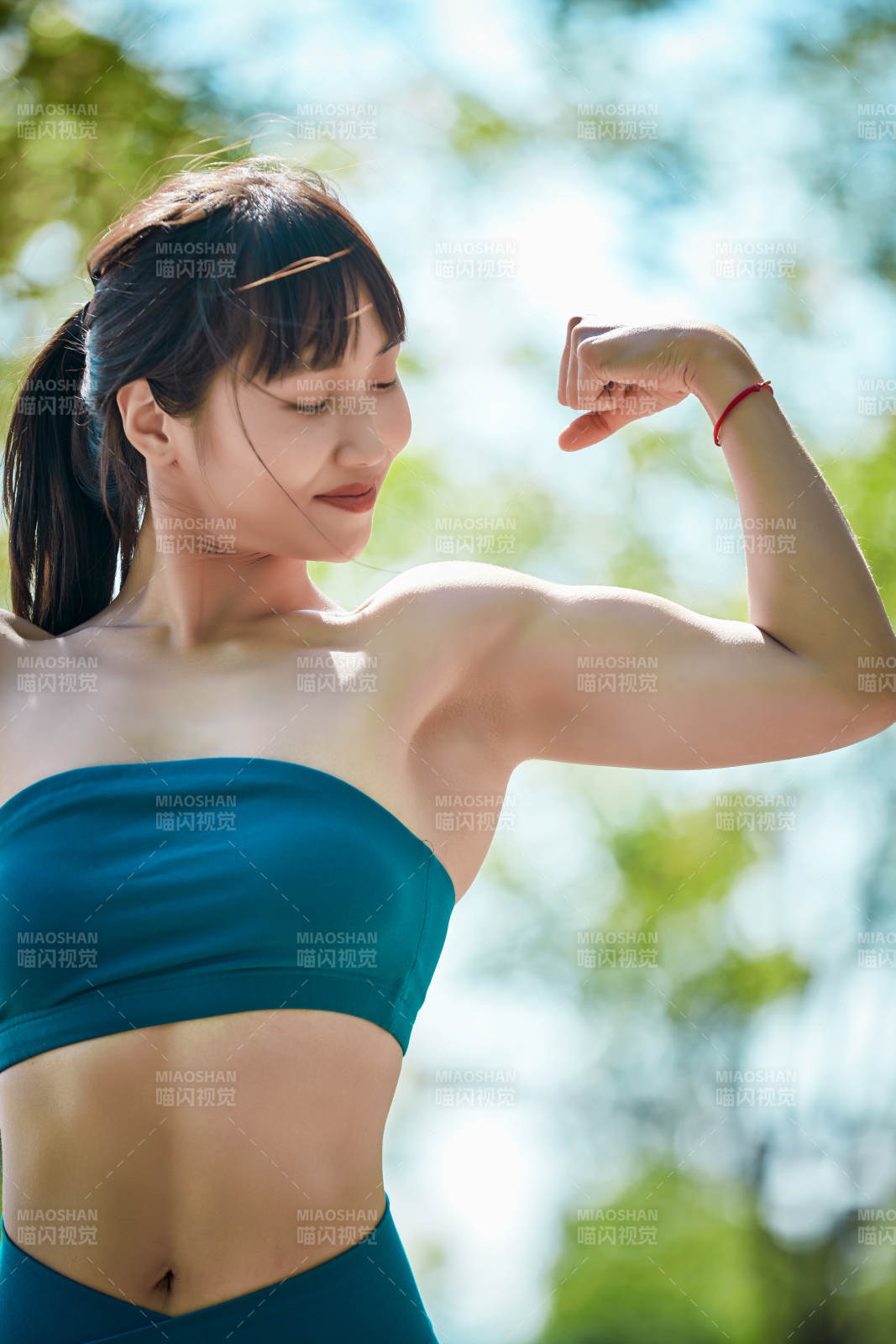 湖畔公园做瑜伽动作的亚洲年轻女性图片