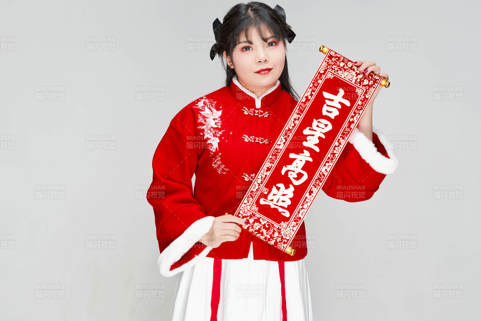 手持春联身穿喜庆汉服的可爱少女图片