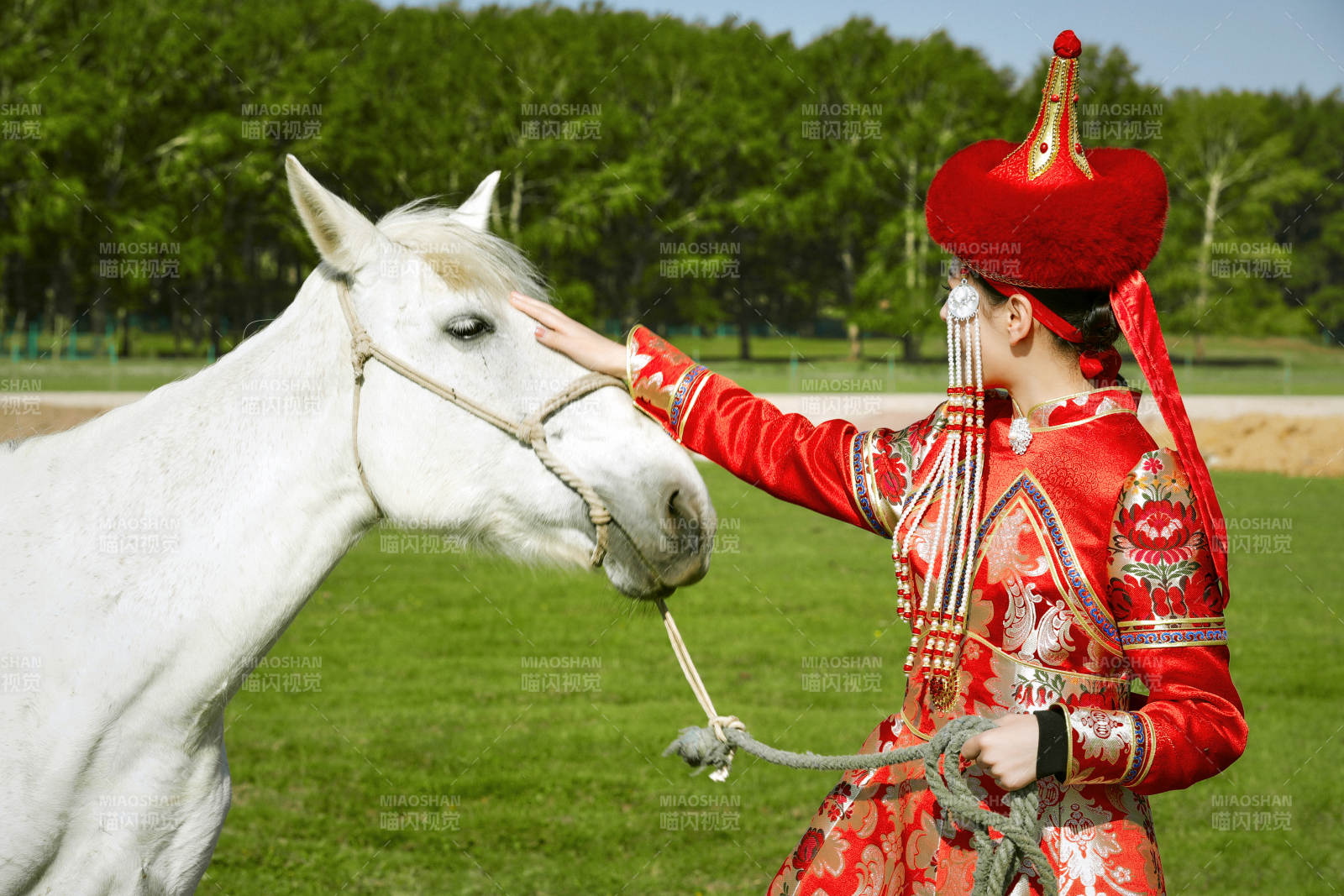 草原上穿着蒙古族传统服饰的亚洲年轻美少女图片