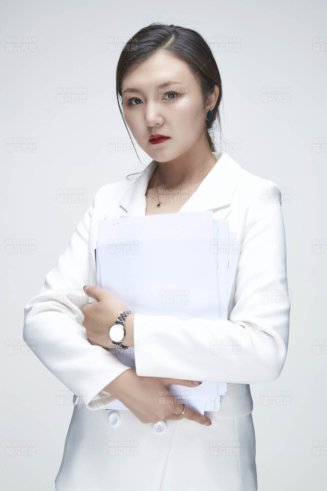 影棚拍摄白色背景亚洲年轻女性商务人像图片