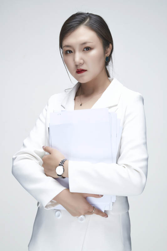 影棚拍摄白色背景亚洲年轻女性商务人像图片
