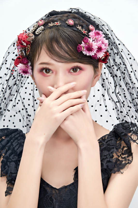 白色背景下的新娘彩妆美女人像图片