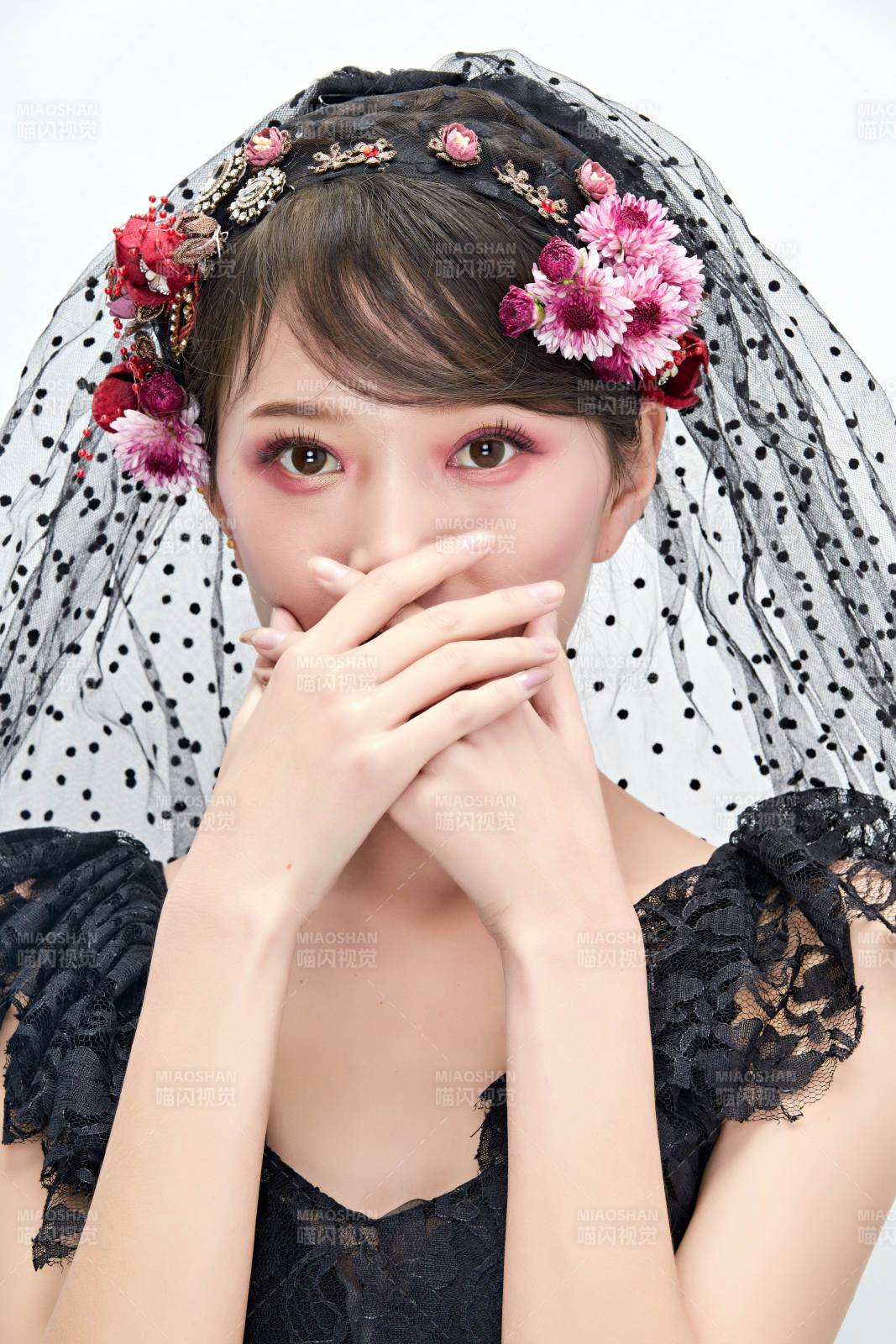 白色背景下的新娘彩妆美女人像图片