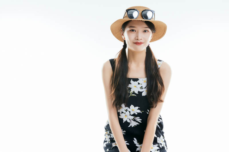 白色背景下准备出发旅行的美丽东方女大学生图片