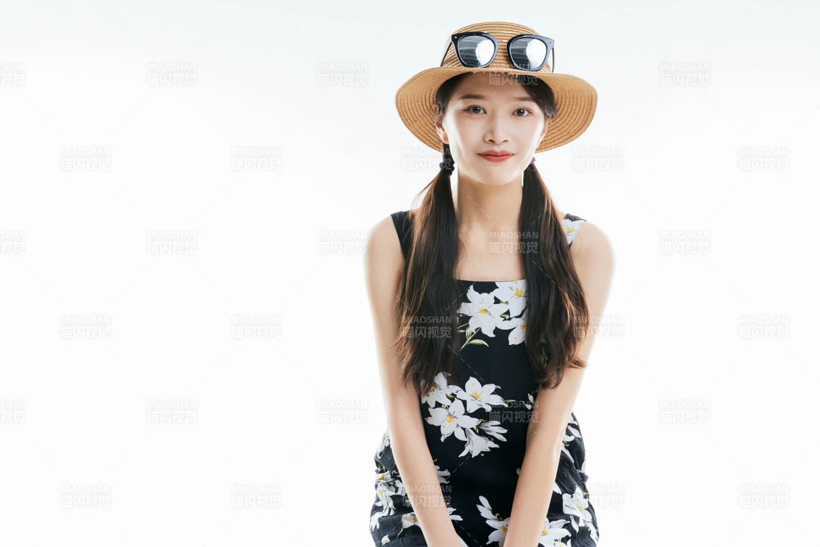 白色背景下准备出发旅行的美丽东方女大学生图片