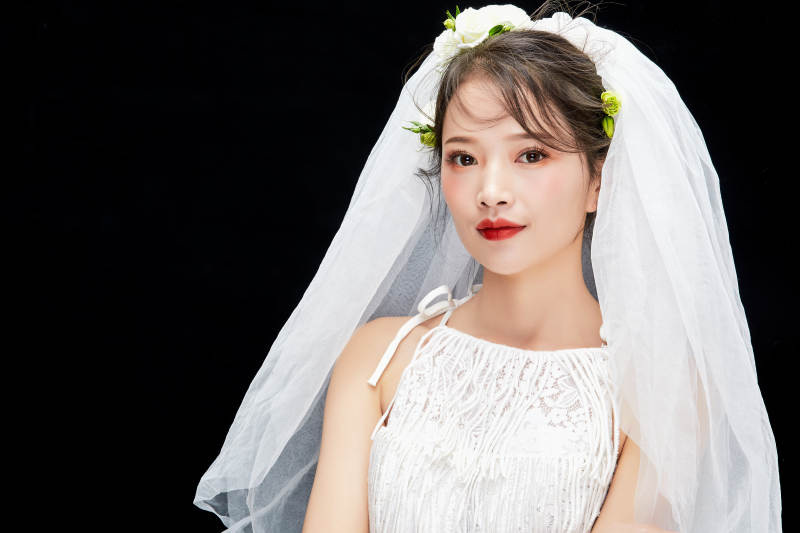 黑色背景下的美妆新娘彩妆人像图片