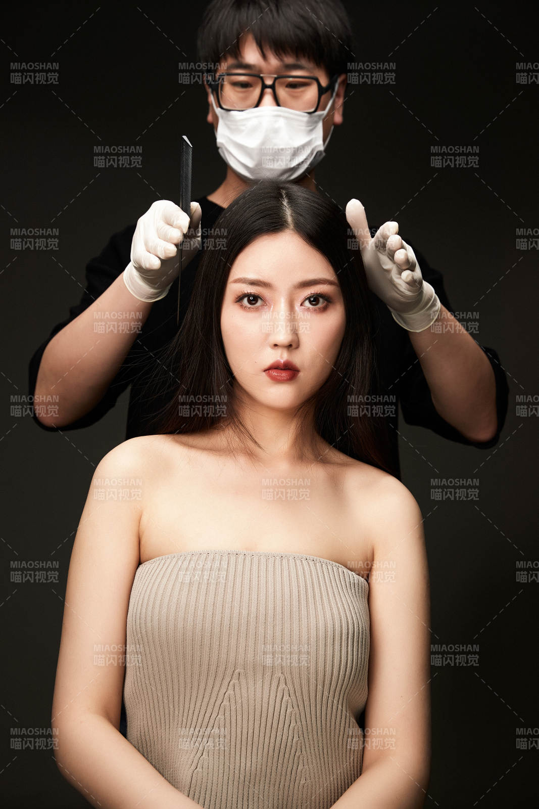 进行美妆化妆的化妆师与模特图片