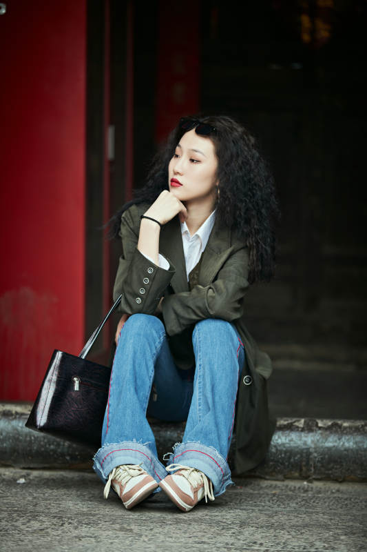 老旧城区里穿着复古港风的美丽清纯少女图片