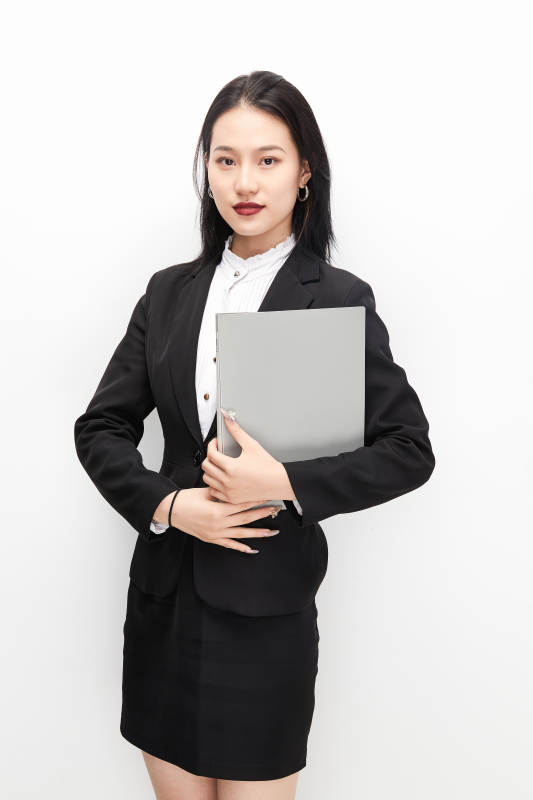 身穿西服拿着文件夹的美丽商务女士图片