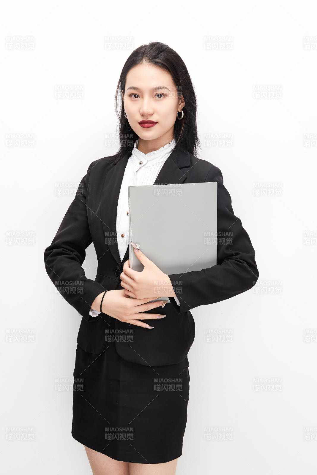 身穿西服拿着文件夹的美丽商务女士图片