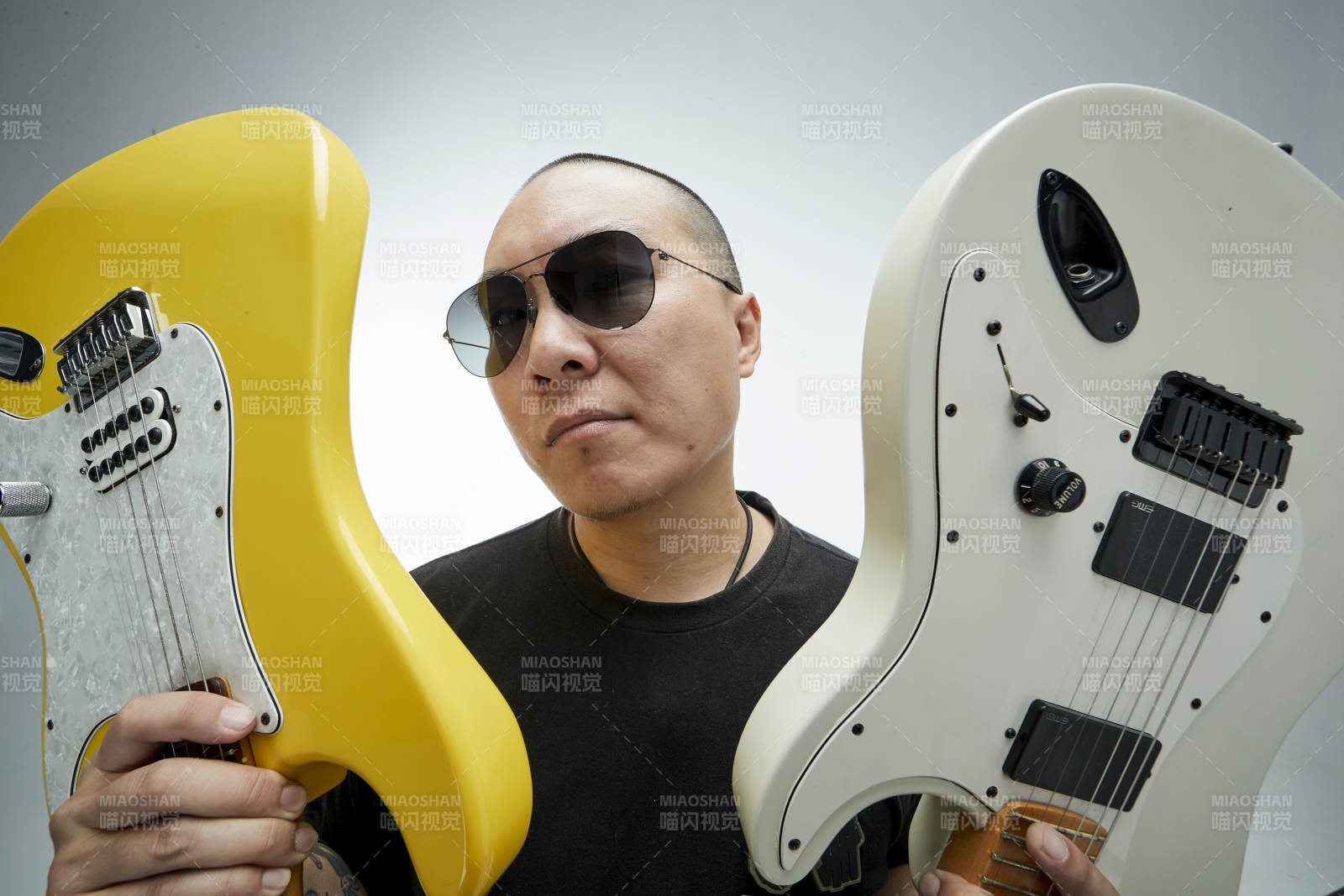 手持电吉他展示演奏的亚洲男性摇滚乐手人像图片