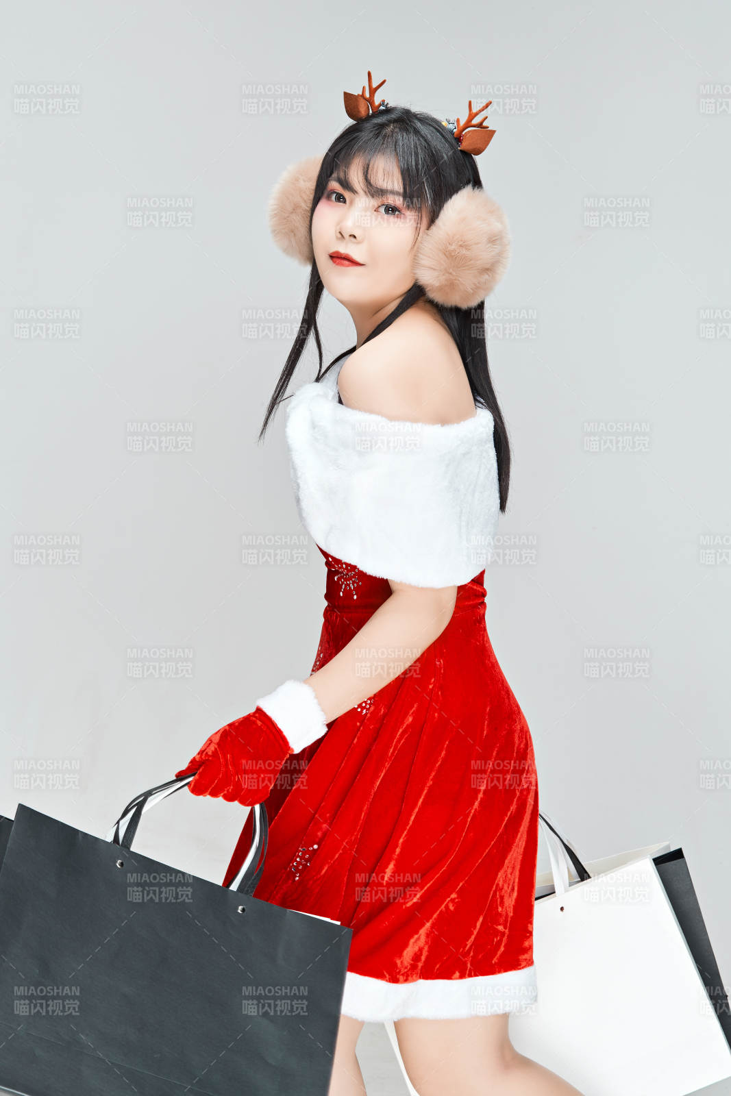 身穿圣诞服饰手提购物袋性感可爱的圣诞女郎图片