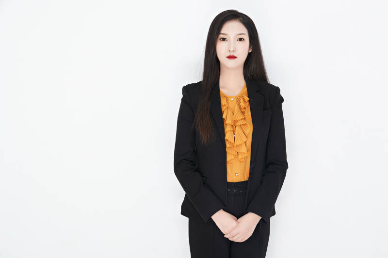 白色背景下的美丽商务女性肖像图片