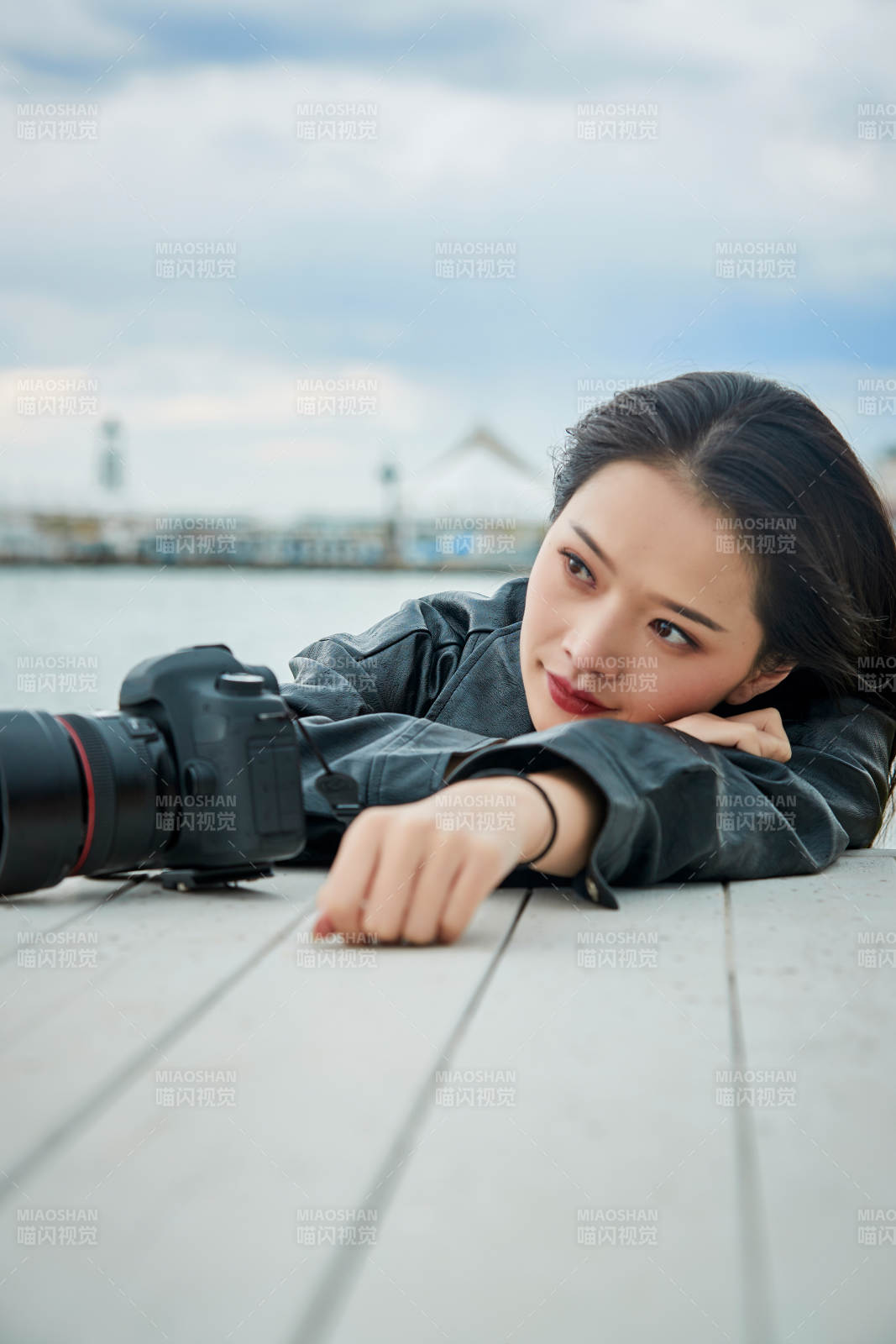 户外湖畔进行拍摄的亚洲青年女性摄影师图片