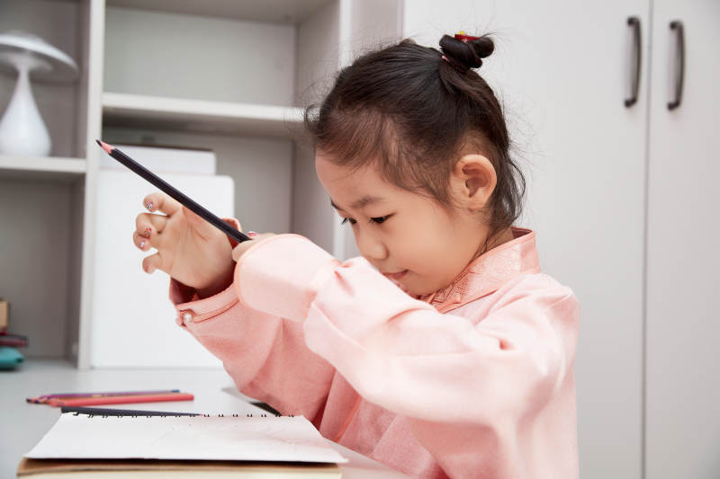 在家玩耍的亚洲小女孩图片