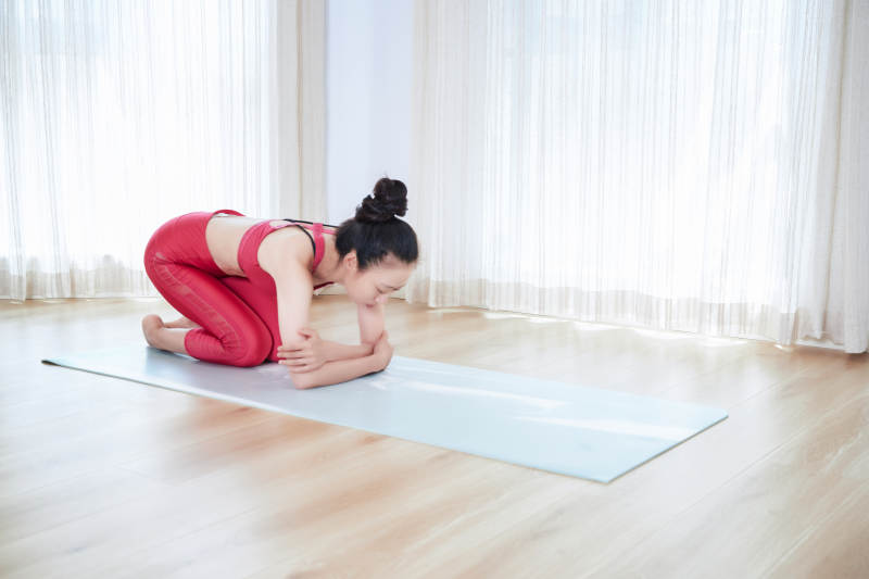 做瑜伽动作的亚洲年轻女性图片