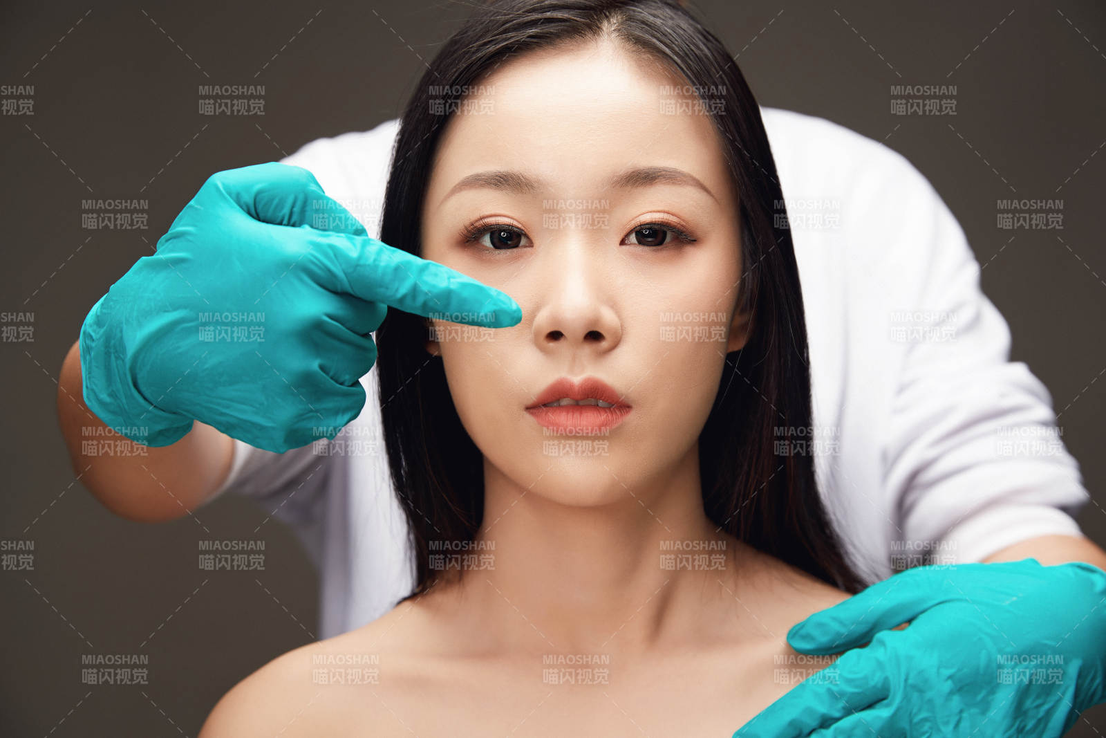 黑色背景里的亚洲美女面部特写医美整容图片