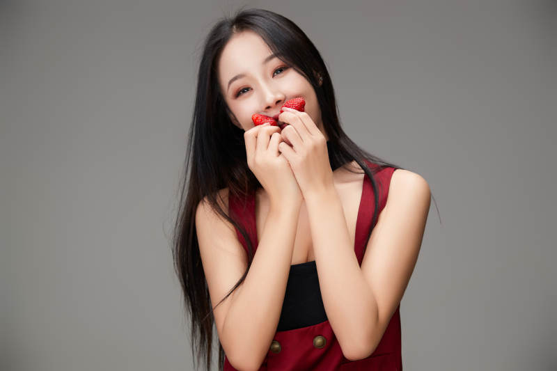 吃水果的亚洲东方长发少女图片