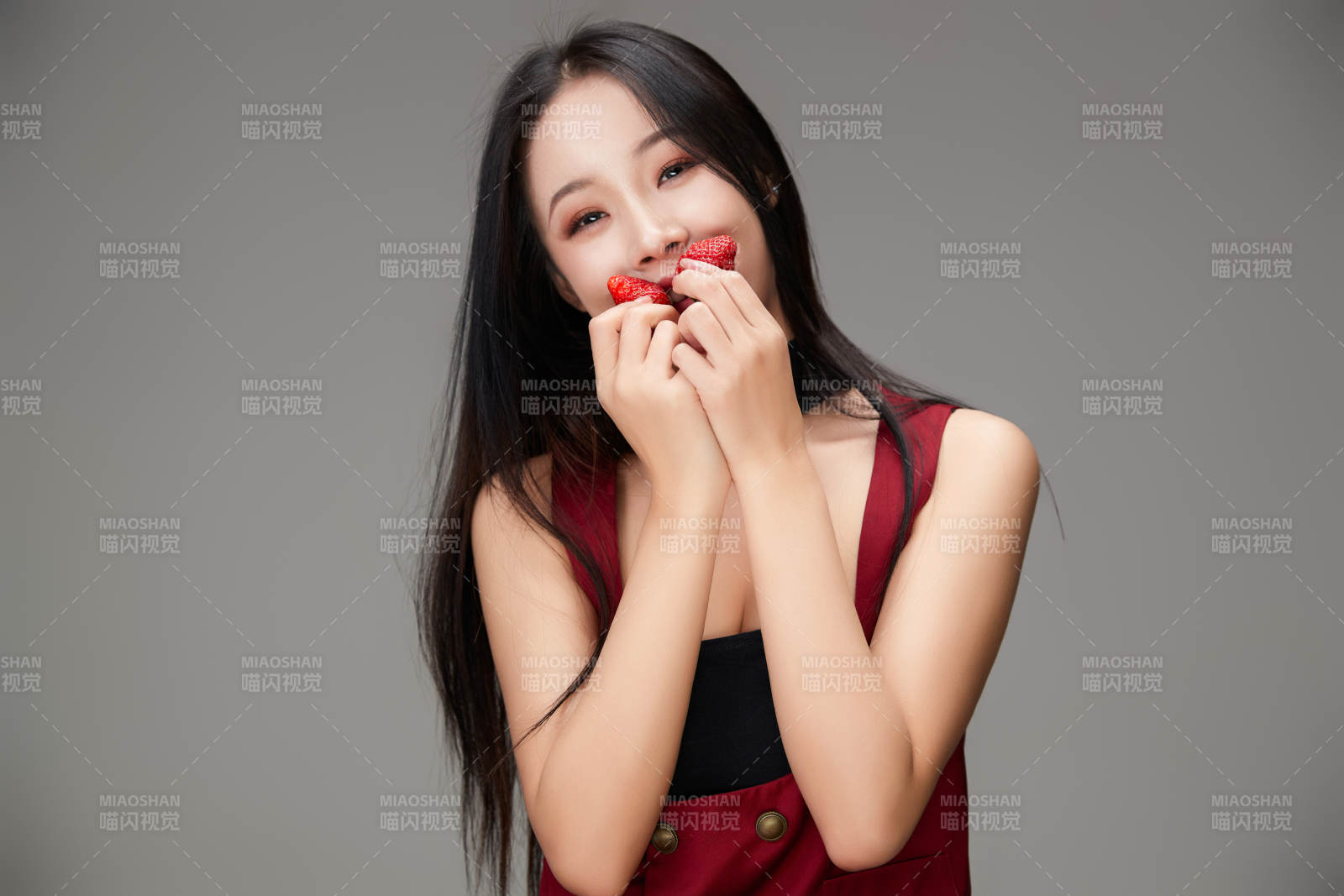 吃水果的亚洲东方长发少女图片