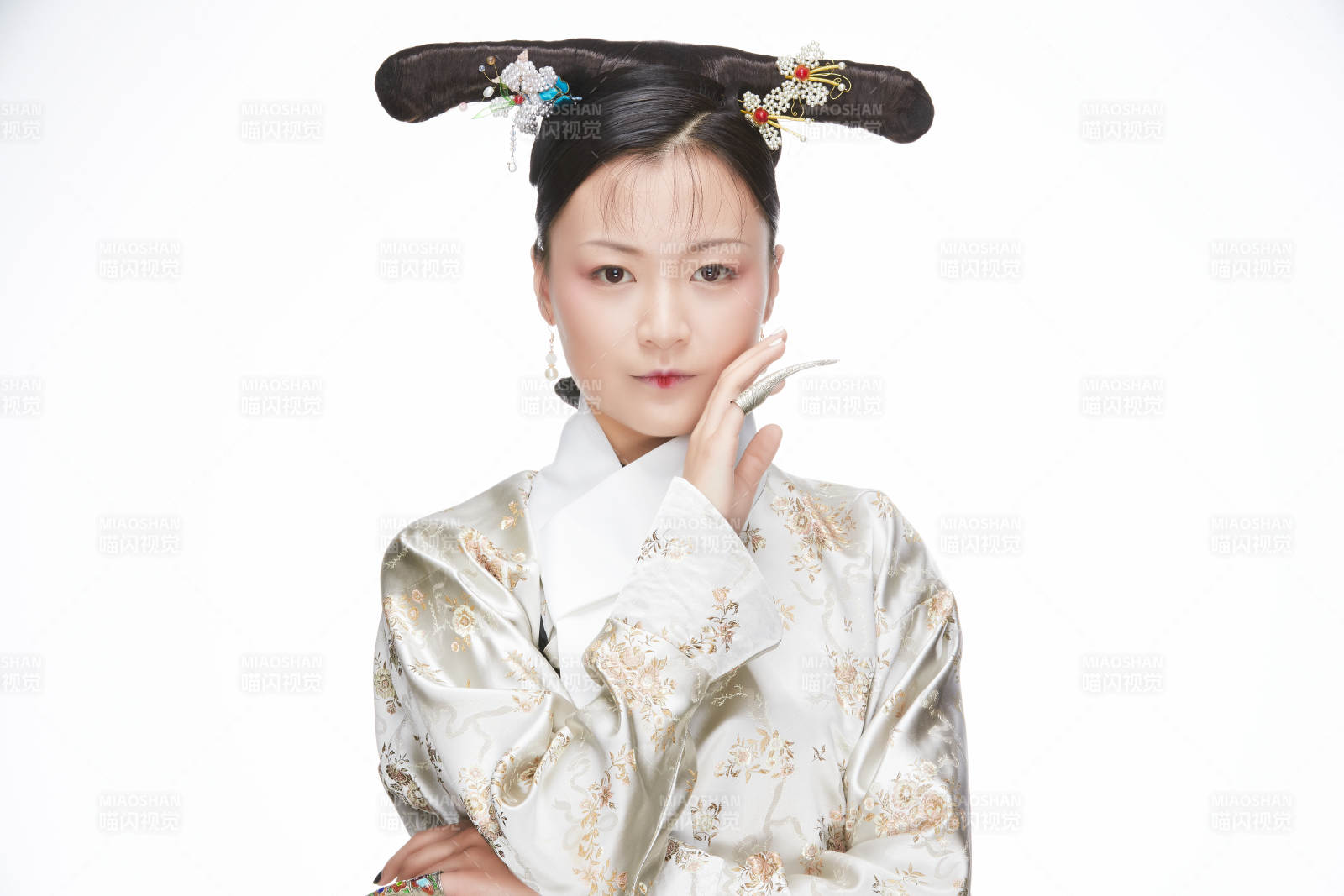 白色背景下的清代女性古装造型清朝古装图片