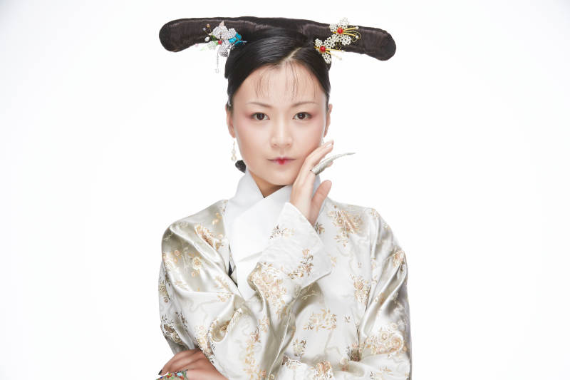 白色背景下的清代女性古装造型清朝古装图片