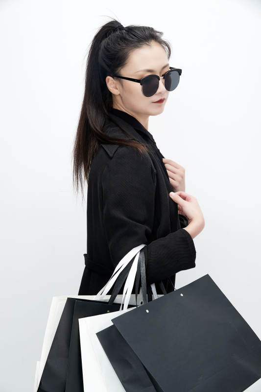 白色背景下手提购物袋时尚美丽的亚洲少女图片