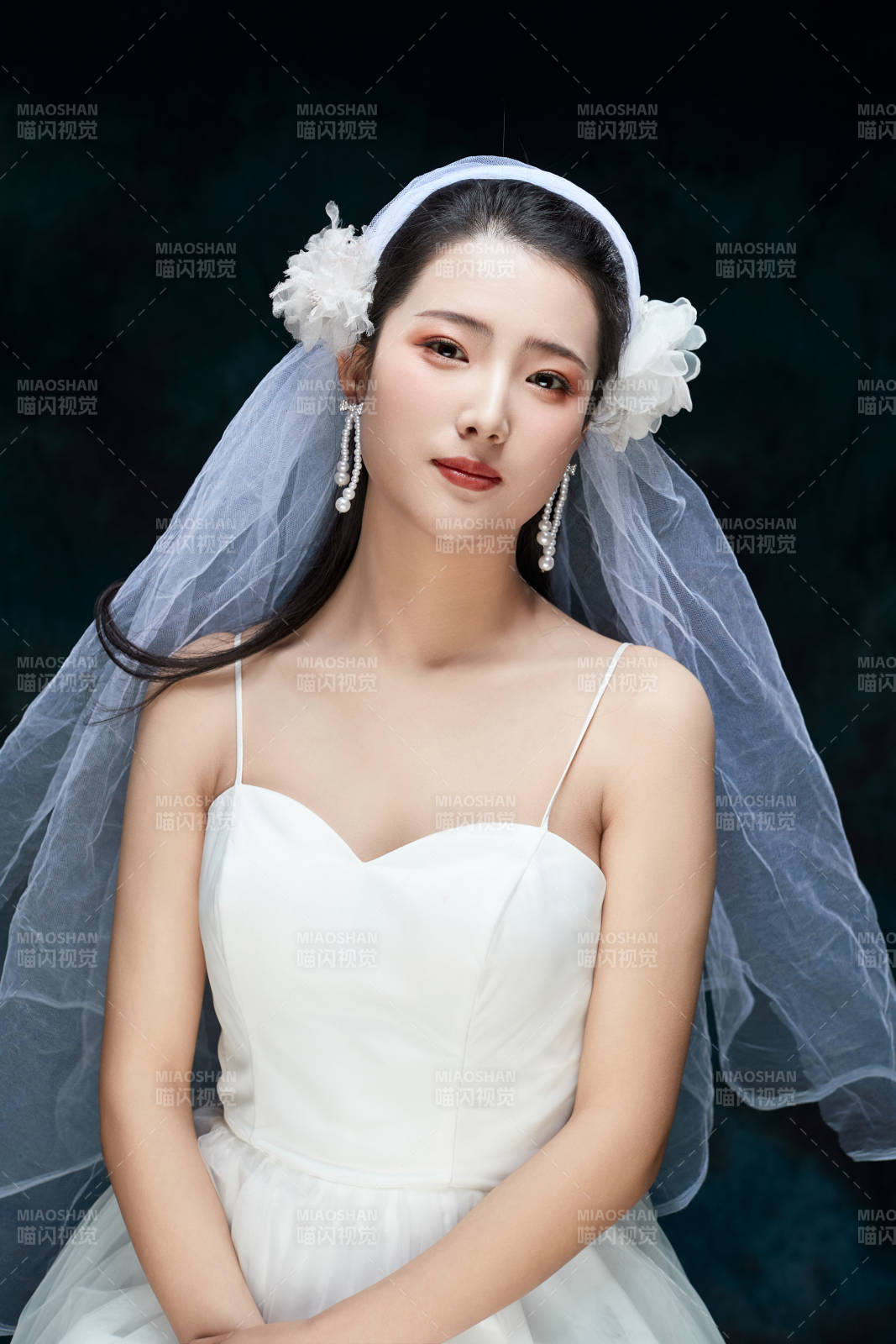 黑色背景下的女性复古婚纱妆面图片