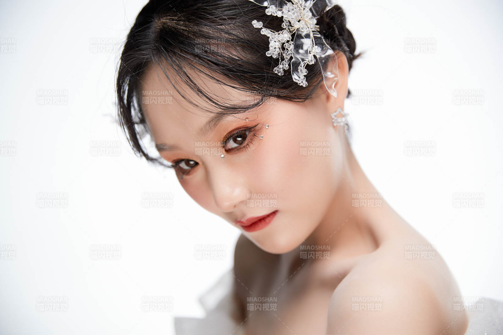 女性婚纱妆面图片