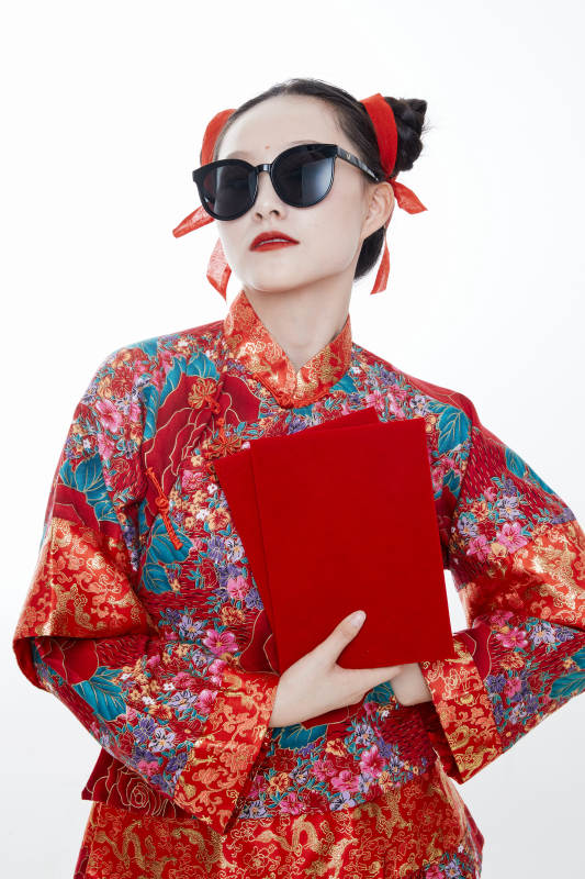 身穿中国传统服饰的青年女性图片