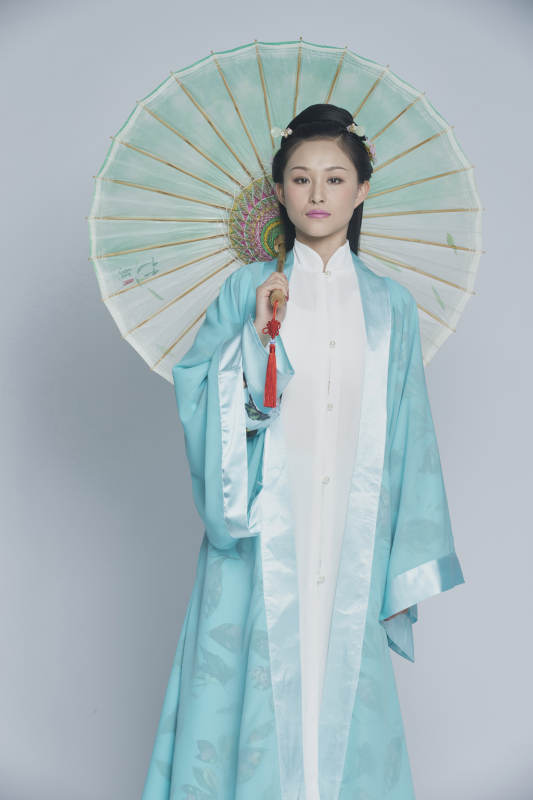 身穿古装的汉服女性人像汉服影棚拍摄图片