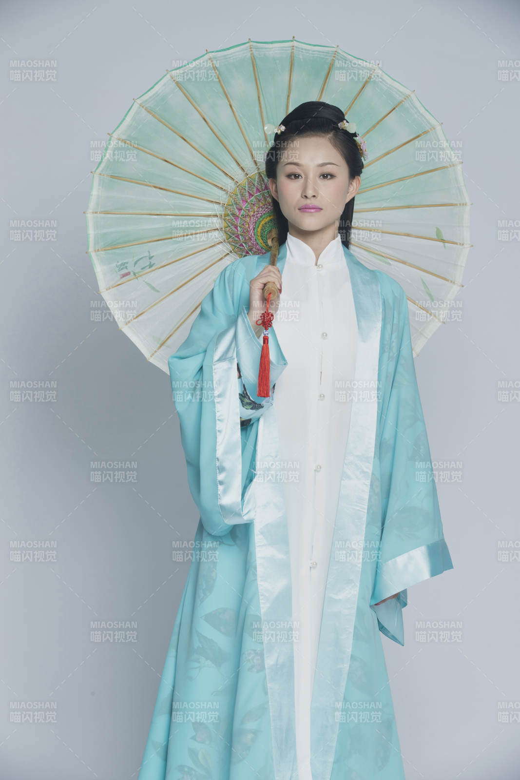 身穿古装的汉服女性人像汉服影棚拍摄图片