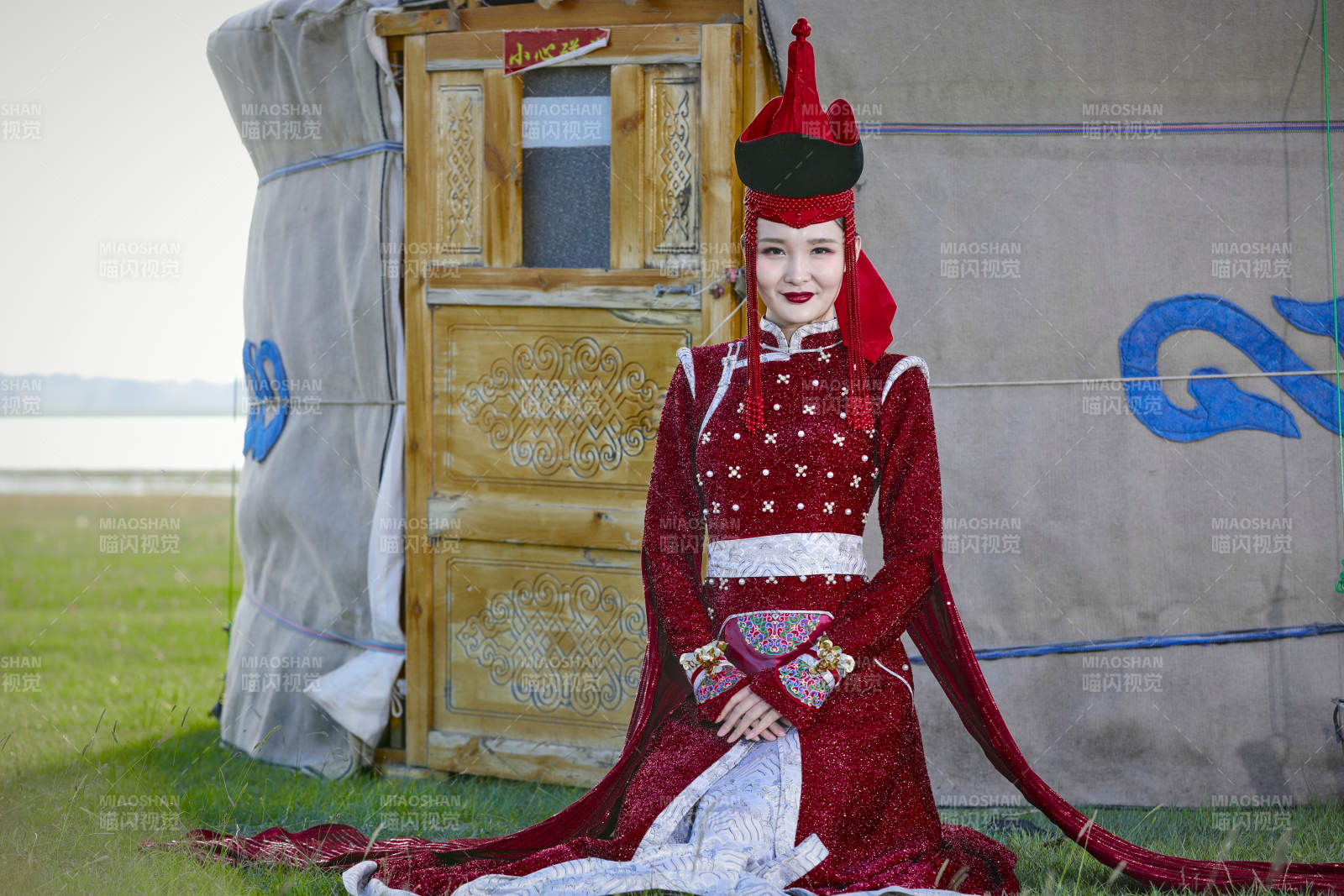 草原上穿着蒙古族传统服饰的亚洲年轻美少女图片