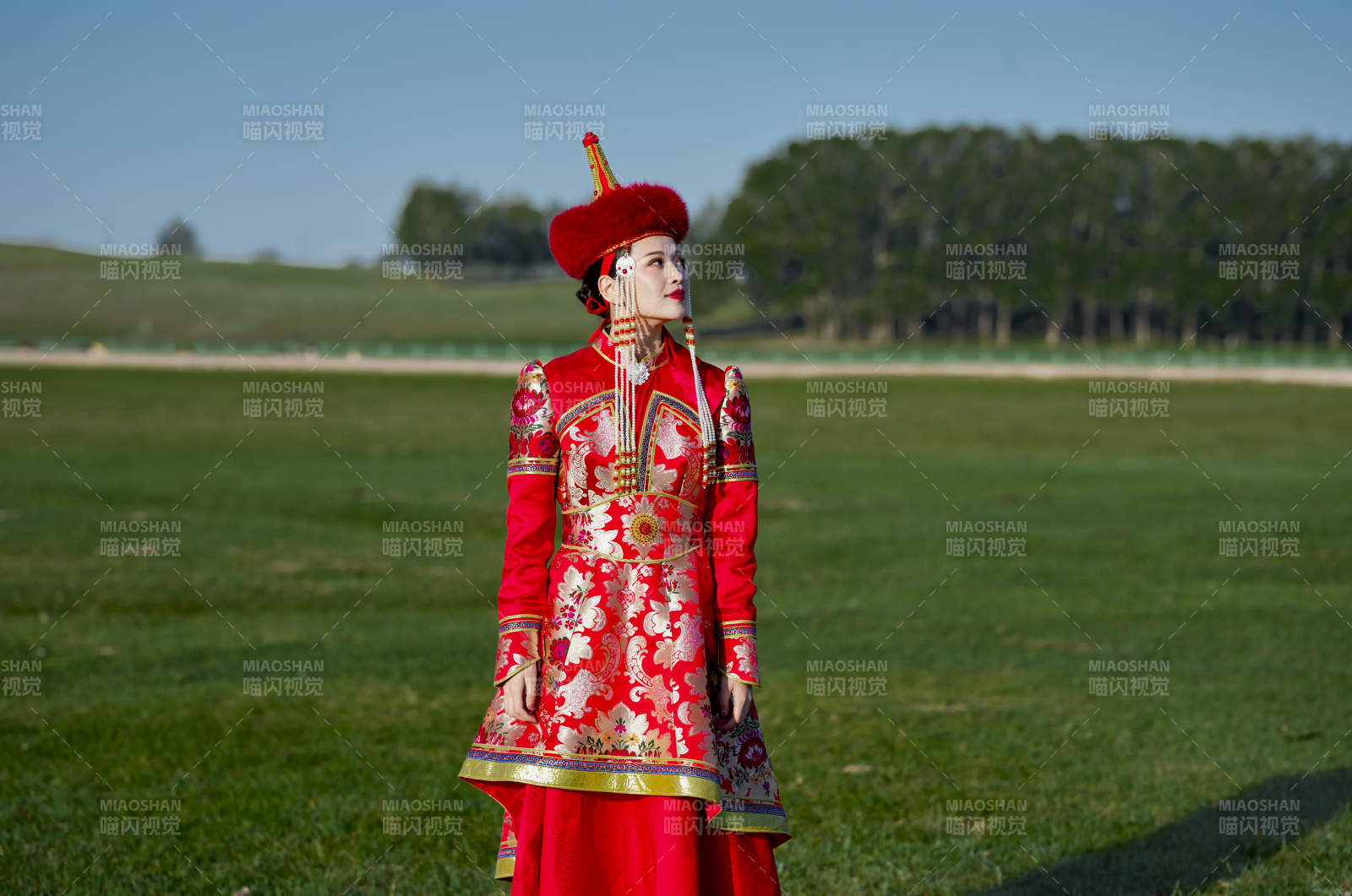 草原上穿着蒙古族传统服饰的亚洲年轻美少女图片