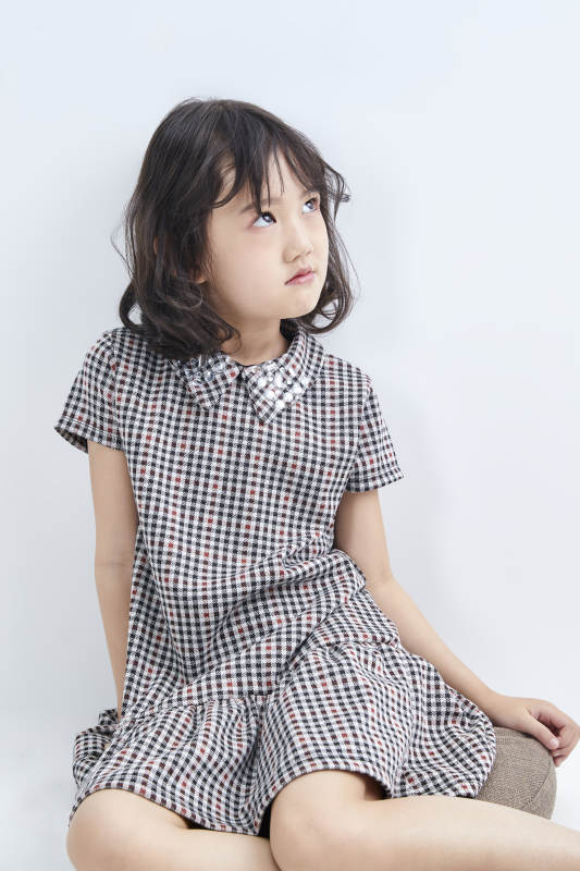 白色色背景的可爱的亚洲小女孩儿童图片