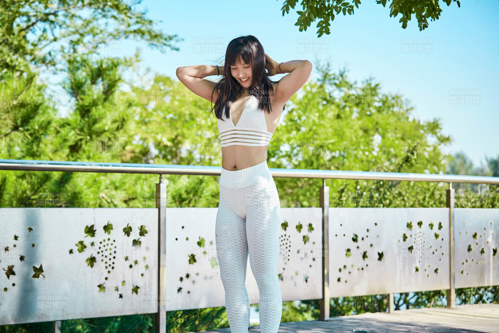 湖畔公园做瑜伽动作的亚洲年轻女性图片