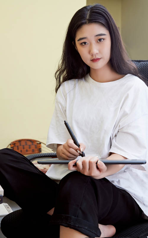 居家在电脑前创作插画的年轻美女图片