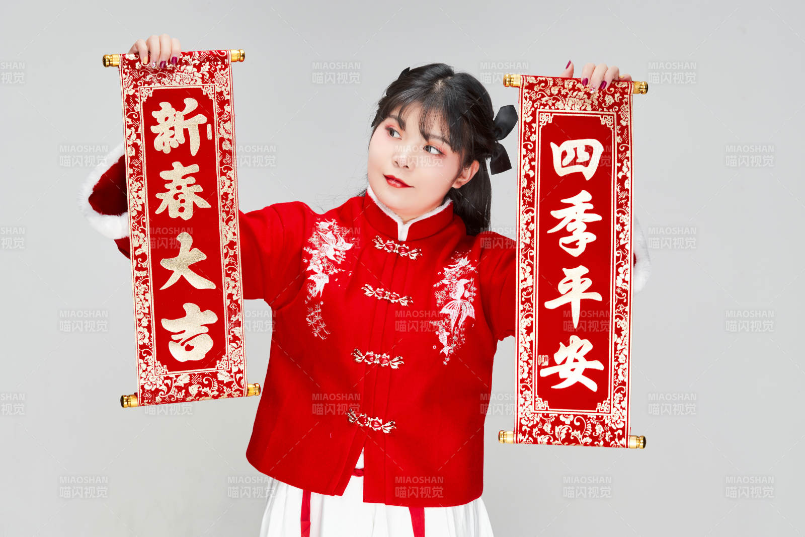 手持春联身穿喜庆汉服的可爱少女图片