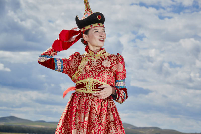 草原上身穿豪华蒙古族服饰的蒙族少女图片