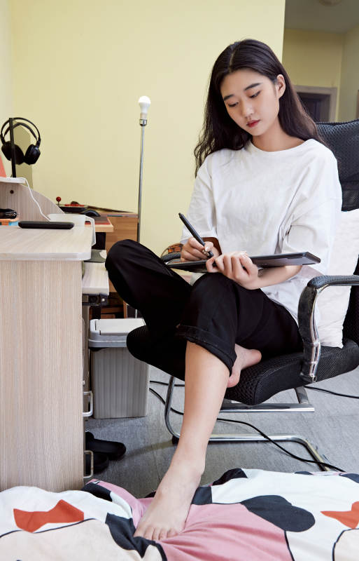 居家在电脑前创作插画的年轻美女图片