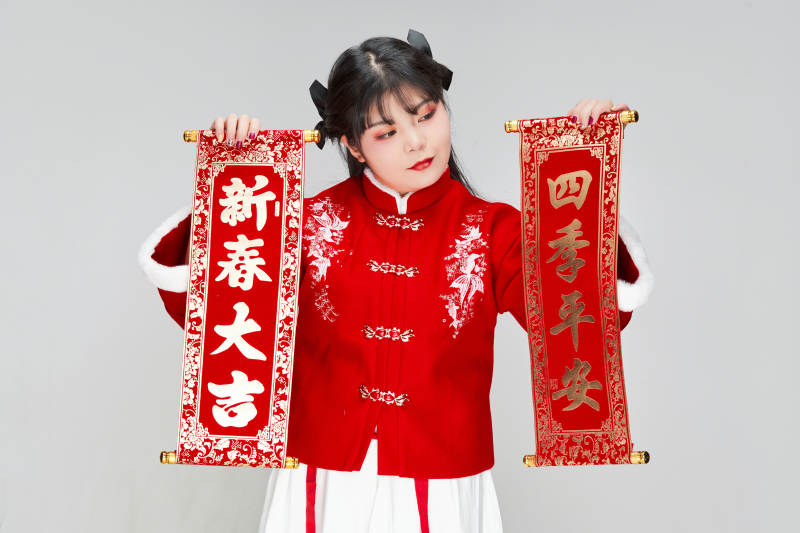 手持春联身穿喜庆汉服的可爱少女图片