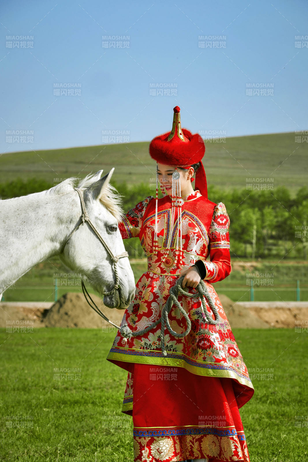 草原上穿着蒙古族传统服饰的亚洲年轻美少女图片