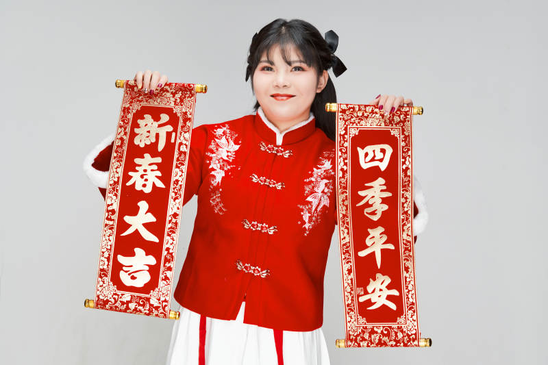 手持春联身穿喜庆汉服的可爱少女图片